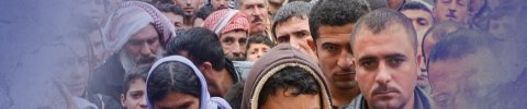 Eine Gruppe von Flüchtlingen in Irak, die in die Kamera schauen