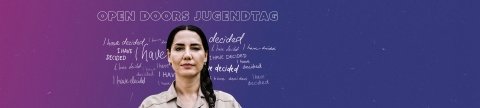 Ein Mann guckt entschlossen in die Kamera. Hinter ihm steht auf einem lilablauen Farbverlauf geschrieben: I have decided. Darüber der Titel Open Doors Jugendtag.