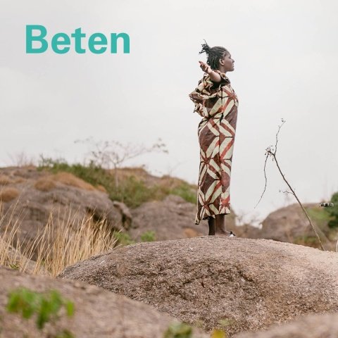 Eine Frau steht auf einem Fels und blickt in die Ferne. Schriftzug „Beten“.