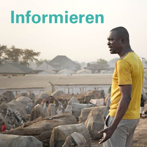 Pastor Barnabas steht auf einer Anhöhe und blickt auf ein Flüchtlingscamp in Nigeria. Schriftzug „Informieren“.