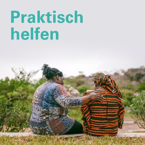 Eine Frau tröstet eine andere. Schriftzug „Praktisch helfen“.