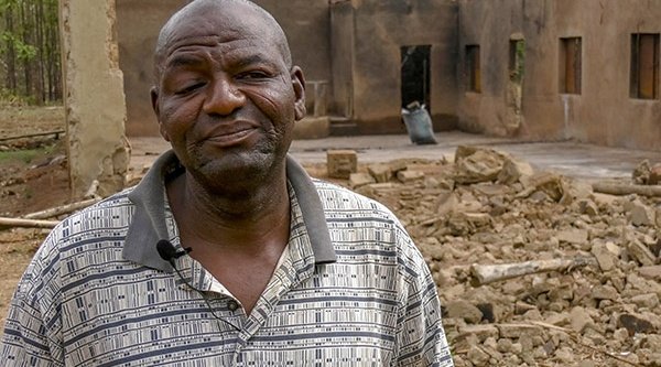 Ein Pastor vor seiner zerstörten Gemeinde
