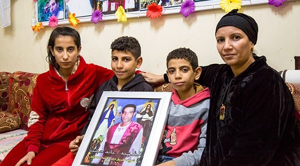 Hanaa mit Söhnen und einer Tochter