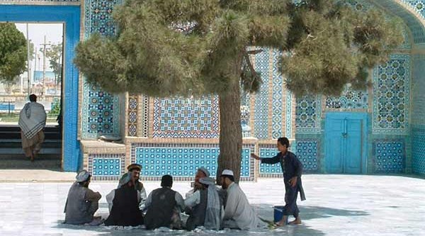 Männer vor der Blauen Moschee in Mazar-i-Sharif