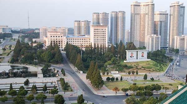 Pjöngjang – die Verehrung der Führer (Bildmitte) ist allgegenwärtig