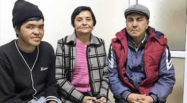Eldos mit seiner Mutter und seinem Onkel Nurbek