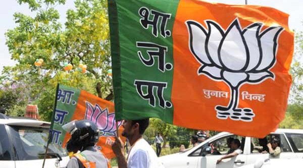 Anhänger mit einer BJP-Flagge auf dem Motorrad (Quelle: arindambanerjee / Shutterstock.com)