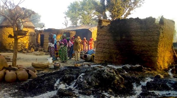 Kaerun: Bei dem Überfall wurden auch zahlreiche Häuser der Dorfbewohner zerstört