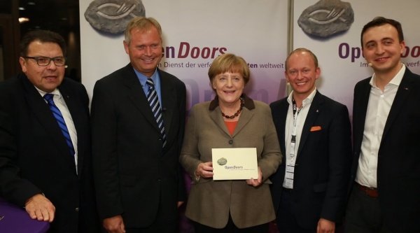 Open Doors: Briefübergabe an Angela Merkel zur Situation christlicher Flüchtlinge im Irak und Syrien 