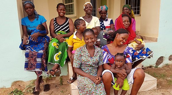 Frauen genießen die Gemeinschaft im Shalom Center
