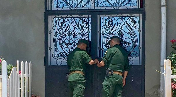 Polizisten beim Versiegeln einer Kirchentür in Algerien