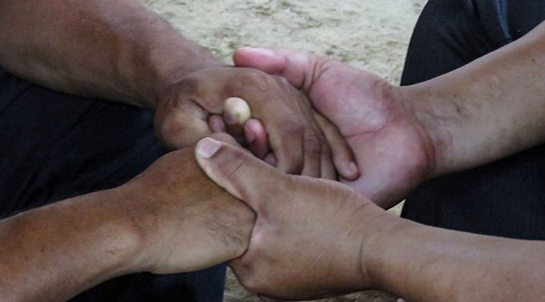 Symbolbild: Gebetsgemeinschaft von zwei Christen aus Bangladesch
