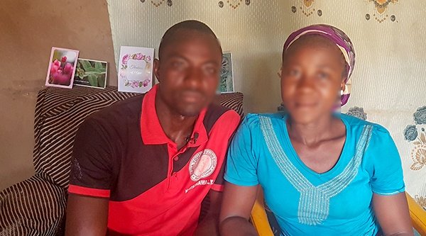 Aisha und Dauda vor einigen der Karten, die sie von Christen aus aller Welt bekommen haben
