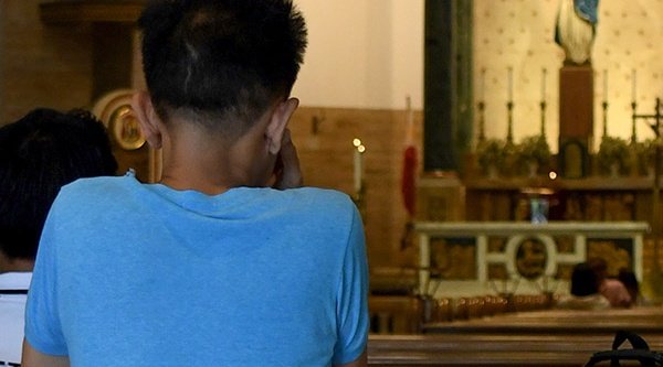 Betender Christ in einer der zahlreichen Kirchen auf von Manila