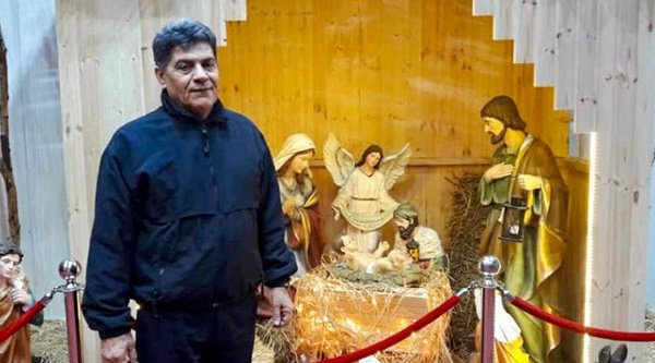 Ismaeil Maghrebinejad beim Besuch einer Weihnachtskrippe
