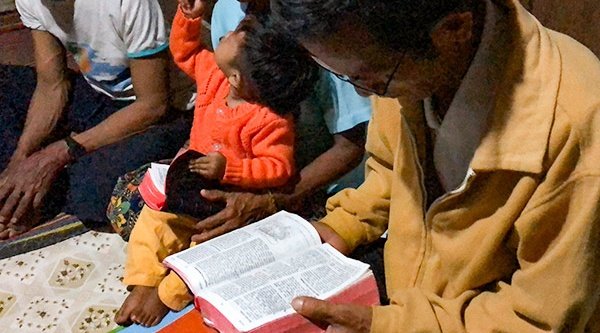 Symbolbild: Pastor beim Leiten eines Bibelstudiums in einer Hauskirche