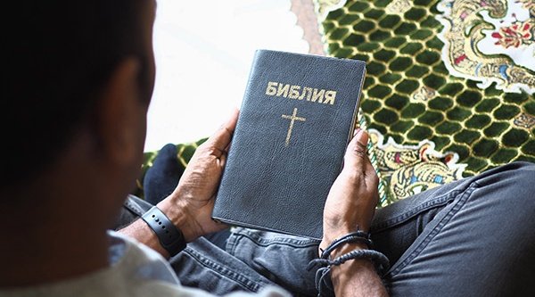 Zu Beginn der 1990er-Jahre wurde die Bibel erstmals vollständig in Tadschikisch übersetzt.