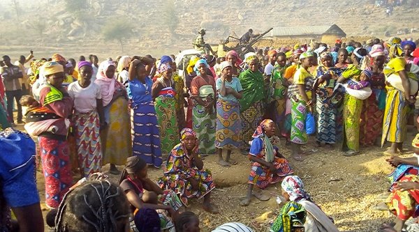 Nach Boko Haram Angriff: Betroffene trauern gemeinsam und trösten einander