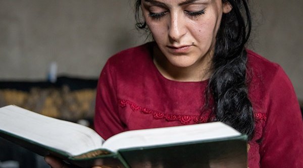 „Ich werde meinen Glauben nicht verbergen!“ – Sozan beim Bibellesen