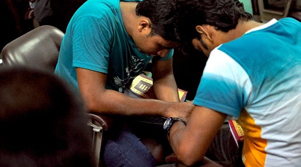 Symbolbild: Besucher einer Hauskirche in Dhaka beim Bibelstudium