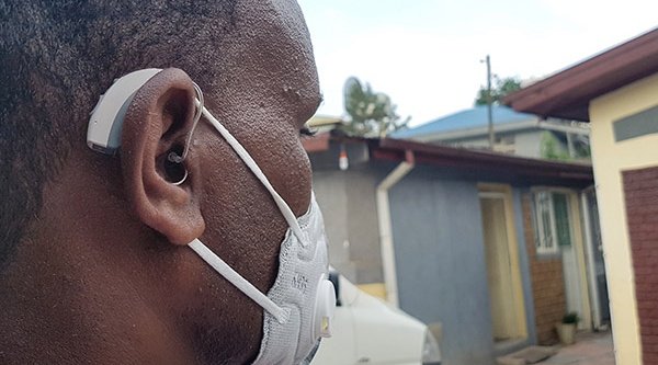 Nach dem Angriff ist Pastor Adane auf ein Hörgerät angewiesen