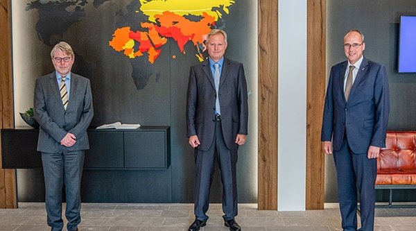 Hessens Innenminister Beuth und BAMF-Präsident Dr. Sommer bei der Besichtigung des Hoffnungszentrums für verfolgte Christen in Kelkheim
