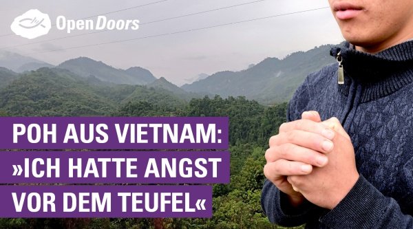 Christ mit gefalteten Händen im Hintergrund eine bergige Landschaft 