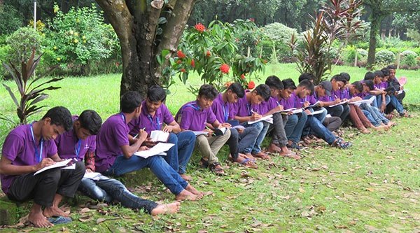 Junge Männer sitzen zum gemeinsamen Bibellesen zusammen