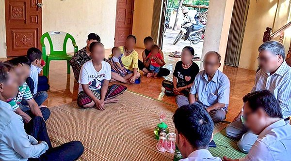 Die drei Familie treffen sich zum Gebet mit Leitern ihrer Gemeinde