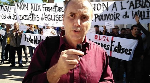 Pastor Salah protestiert mit anderen Christen gegen die Kirchenschließungen in Algerien