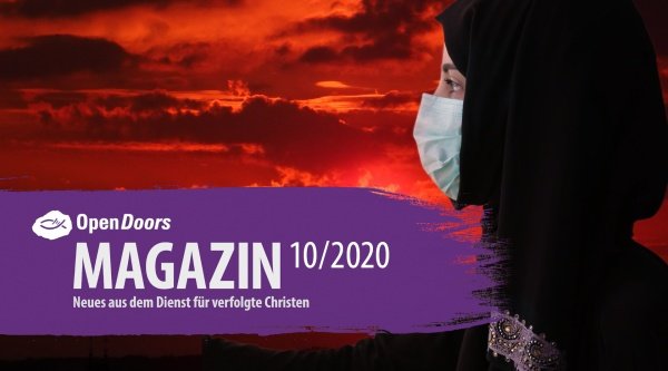 Frau mit Kopftuch und Gesichtsmaske im Hintergrund rötlicher Sonnenuntergang