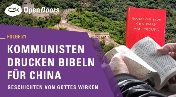 aufgeschlagene chinesische Bibel und rotes Buch mit dem Titel Quotations from Chairman Mao Tsetung vor dem Hintergrund der chinesischen Mauer