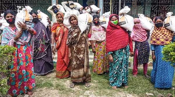 Christen in Bangladesch erhalten Nothilfepakete