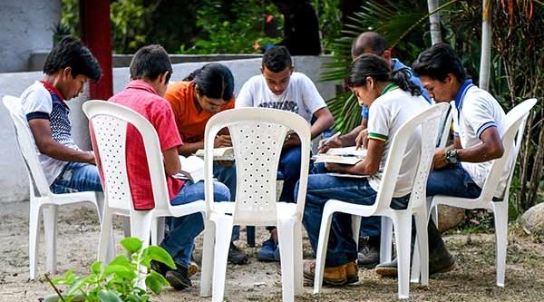 Jugendliche beim gemeinsamen Bibellesen in Kolumbien