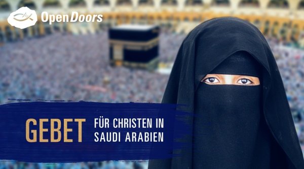 Verschleierte Frau vor der Kaaba in Mekka