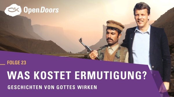 Evert Schut und Soldat vor bergiger Landschaft