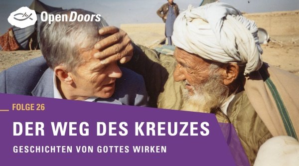 Bruder Andrew sitzt neben einem Mann mit Turban