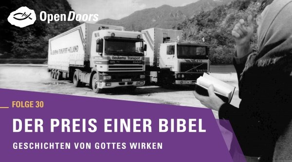 Frau mit Bibel in der Hand vor zwei Lastwagen
