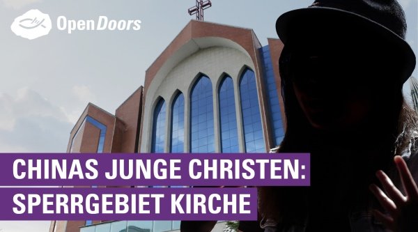 Silhouette einer Mitarbeiterin der Untergrundkirche vor chinesischer Kirche