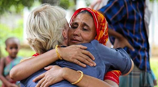 Zwei sich umarmende Frauen - Im Dienst der verfolgten Christen weltweit