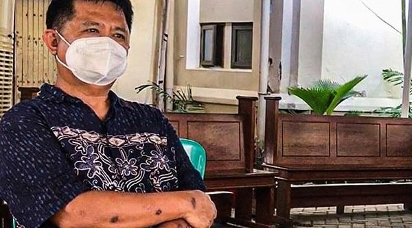 Ein lokaler Kontakt von Open Doors befragt den Priester Wilhelmus Tulak von der Kathedrale in Makassar nach dem Anschlag