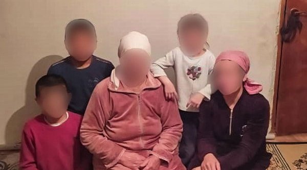 „Wir werden hier bleiben auch wenn wir nicht in einer Kirche gehen!“ – Aydana im Kreis ihrer Familie