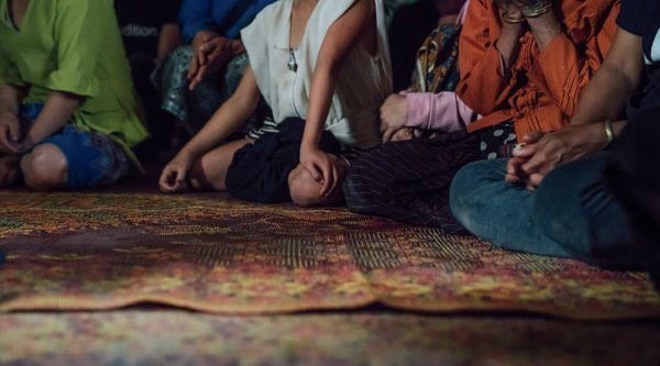 Symbolbild: Gemeinsamer Hausgottesdienst mit Kindern und Erwachsenen im Norden von Laos.