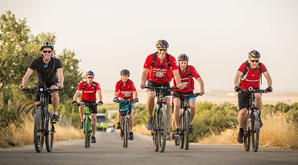 Mehrere Radfahrer mit rotem Trikot