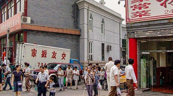 Bild mit Symbolcharakter: Drei-Selbst-Kirche in Peking mit kaum sichtbarem Kreuz (Archivbild)