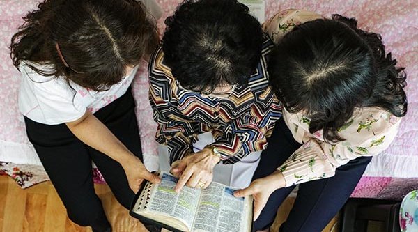 Geflohene Nordkoreanerinnen lesen gemeinsam die Bibel (Symbolbild)