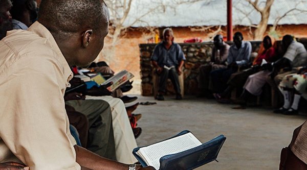 Christen im Sudan nehmen an einer biblischen Schulung teil