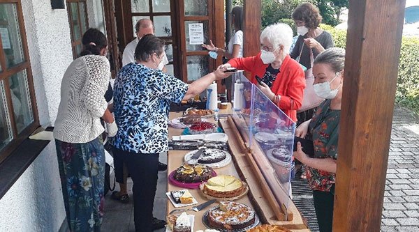 Frauen verkaufen Kuchen während eines Basars