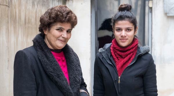 Zwei Frauen aus Syrien stehen nebeneinander