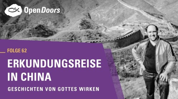 Erkundungsreise in China - Paul Estabrooks steht vor der Chinesischen Mauer